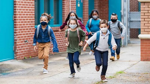 enfants courants avec des masques